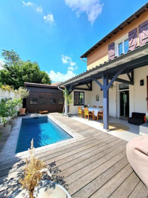 Charming house with pool, near metro